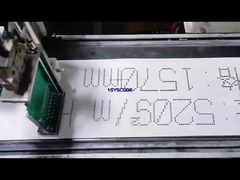 Industrieller Inkjet-Drucker mit großem Schriftzeichen